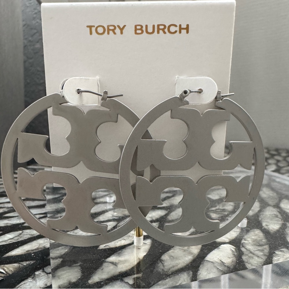 Tory Burch 
Matte Silver Hoop Earrings